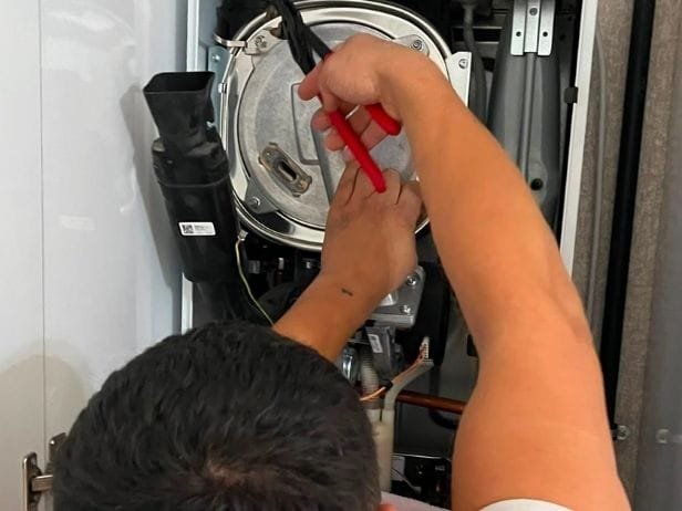 Altındağ kombi servisi teknisyeni Ankara Altındağ'da kombi bakım, arıza onarım ve tamir hizmeti sunuyor.
