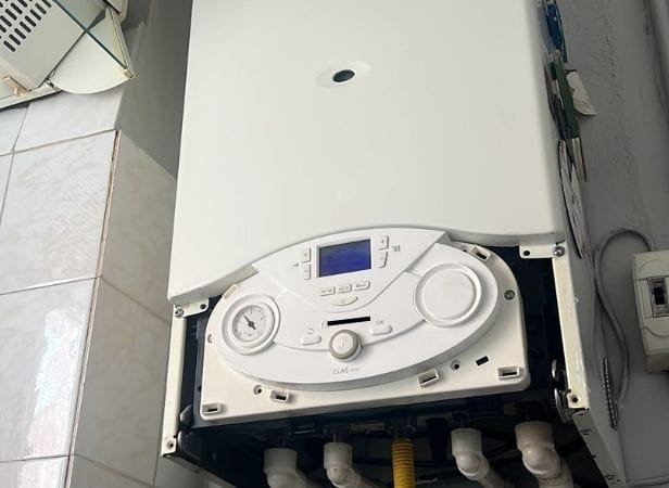 Gölbaşı kombi servisi teknisyeninin Vaillant, Demirdöküm, ECA, Baymak, Bosch ve Viessmann marka kombilerde bakım, arıza tespiti ve teknik servis işlemleri yaptığı profesyonel servis görseli.